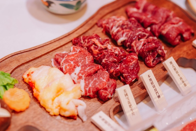 小編家人都愛(ài)吃手切肥牛，以后不需山長(zhǎng)水遠(yuǎn)過(guò)關(guān)到深圳，在家也可吃到新鮮的潮汕手切肥牛了，最重要是員需$49起包，非肖劃算。（圖片來(lái)源：惠康）