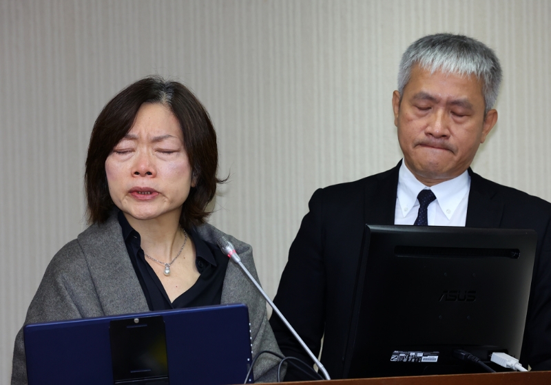 對(duì)勞發(fā)署公務(wù)員輕生案一事，“勞動(dòng)部”長何佩珊（左）20日在“立法院”備詢時(shí)哽咽落淚，并證實(shí)他會(huì)負(fù)起政治責(zé)任，向“行政院”請(qǐng)辭。圖右為勞發(fā)署署長蔡孟良。