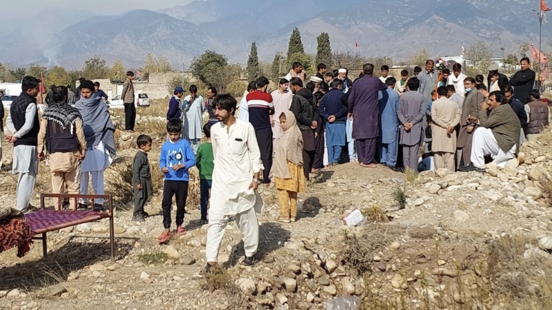 哀悼者埋葬了一名因槍手向什葉派車輛開槍而死亡的人。美聯(lián)社