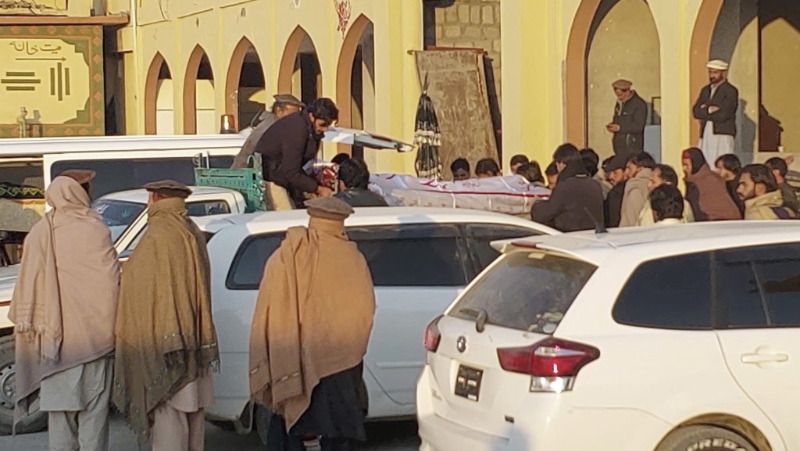 家屬聚集在醫(yī)院領(lǐng)遺體。美聯(lián)社