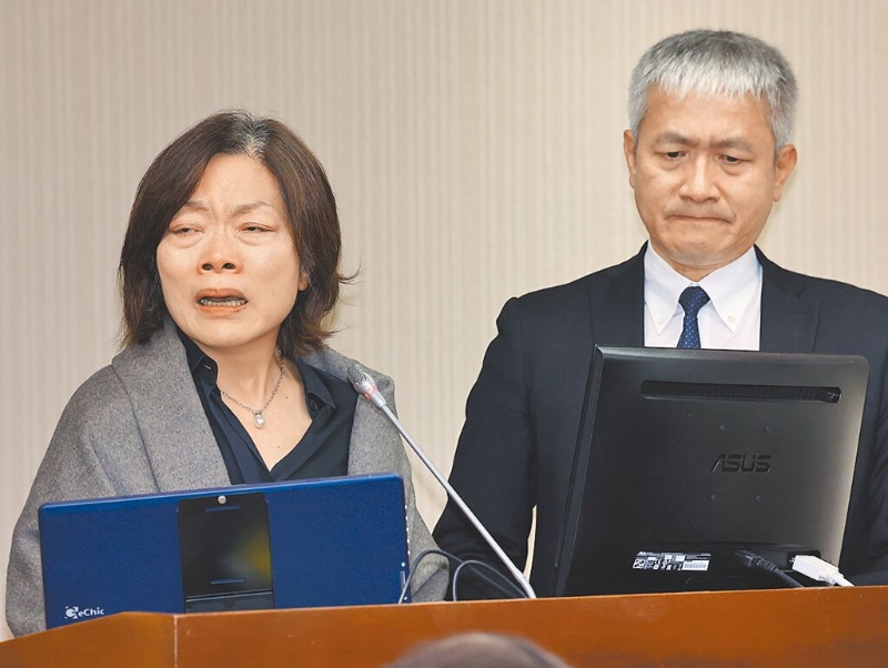 請辭獲準(zhǔn)的“勞動部長”何佩珊（左）。