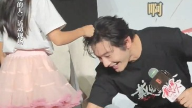 黃曉明被懷疑“戴假發(fā)”