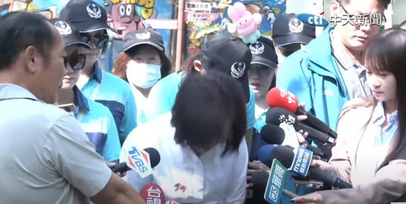 前“勞動(dòng)部長(zhǎng)”許銘春鞠躬道歉。