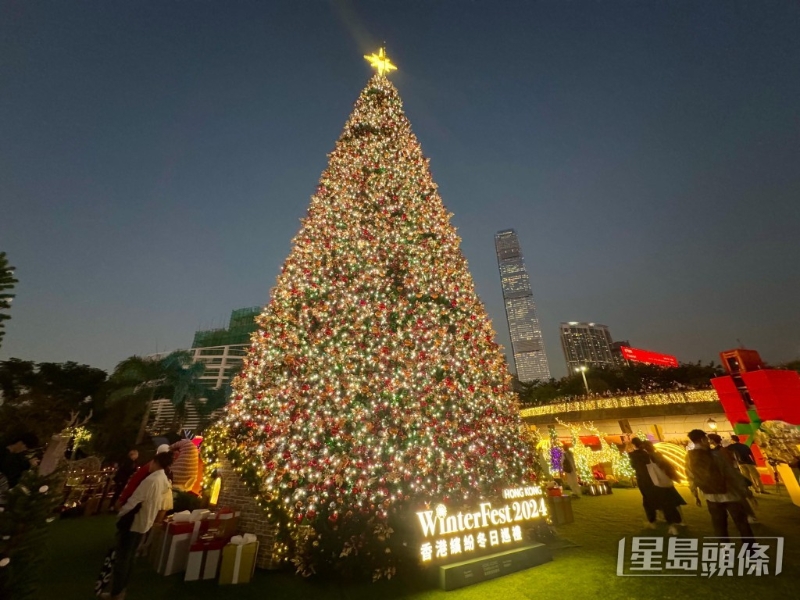 西九文化區(qū)20米圣誕樹(shù)亮燈 西九文化區(qū)20米圣誕樹(shù)亮燈