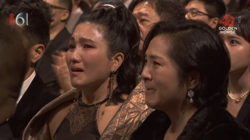 李安的說話讓鄭佩佩子女在臺(tái)下哭成淚人。