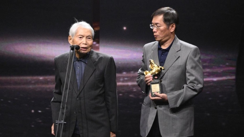 攝影師林文錦（右）獲金馬獎(jiǎng)?lì)C終身成就獎(jiǎng)，由兒子攙扶上臺(tái)領(lǐng)獎(jiǎng)。