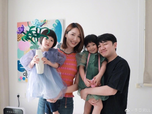 李亞男與王祖藍(lán)結(jié)婚多年，育有大女王天韻（Gabby）與細(xì)女王海靜（Hayley）。