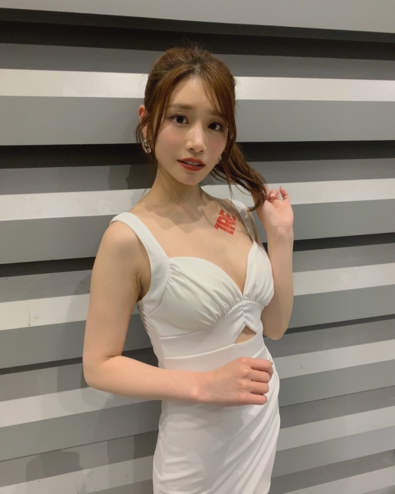 河北彩伽因美貌加上好身材，好快在AV界打開(kāi)知名度。