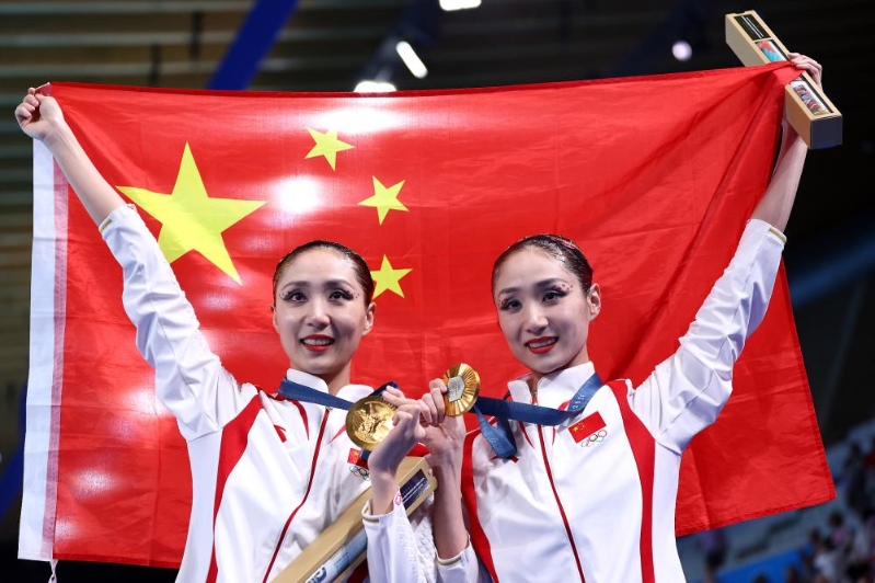 王柳懿和王芊懿于巴黎奧運花樣游泳團體及雙人項目為國摘雙金（央視網(wǎng)圖片）