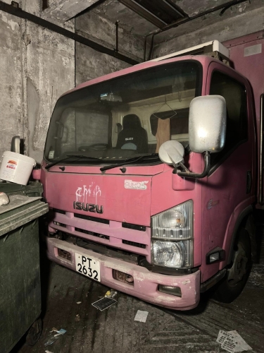 凱施餅店的貨車仍停駐在工場內(nèi)。 （圖片：“窮游廢墟”FB專頁）