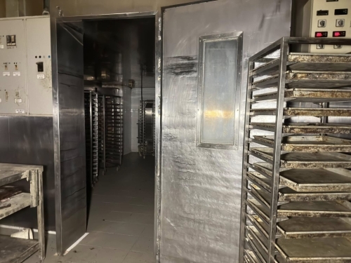 工場曝光了餅店的生產(chǎn)設(shè)備（圖片：“窮游廢墟”FB專頁）