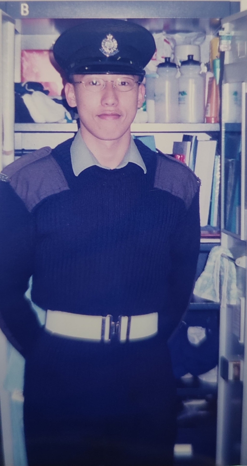 薛鳴濤于2002年中五畢業(yè)，隨即加入警隊。