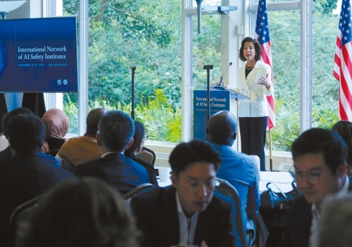 聯(lián)邦商貿(mào)部長雷蒙多出席在舊金山舉行的人工智能安全峰會。 美聯(lián)社