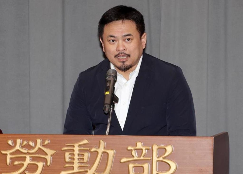 民進(jìn)黨“立委”洪申翰25日接過(guò)“勞動(dòng)部長(zhǎng)”印信，正式接掌“勞動(dòng)部”。