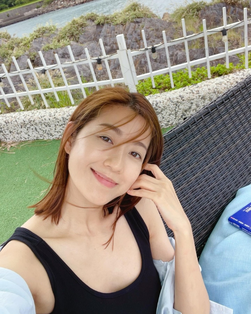 昨日（25日），陳自瑤在IG派福利，貼相騷肩曬心口，她吹吹風(fēng)、看看書(shū)，充滿少女味。