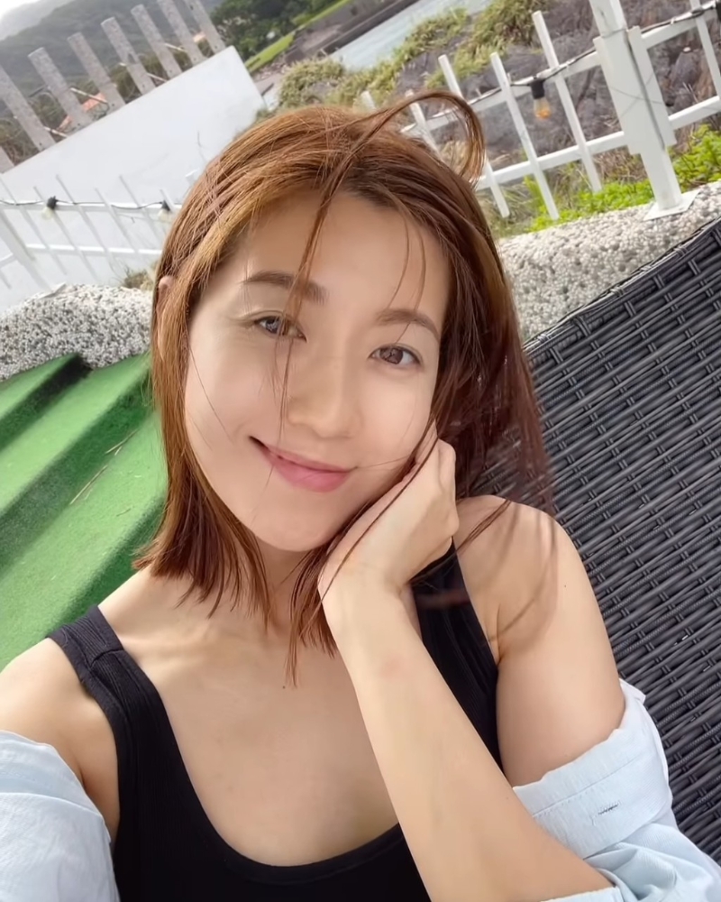 陳自瑤輕輕托腮，露出甜美笑容時(shí)，重拾少女時(shí)代。