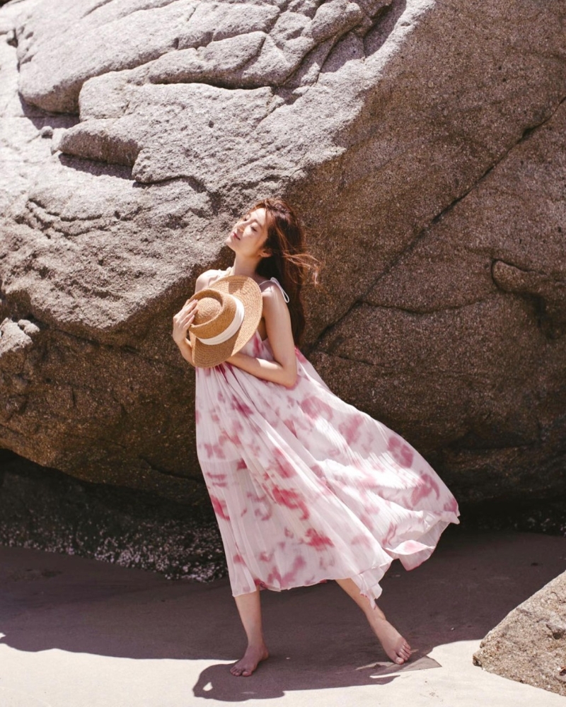 11月11日是陳自瑤和王浩信的結(jié)婚13周年，她在IG貼出一輯《喜歡陽(yáng)光與海的味道》相片，感覺(jué)重新一樣。