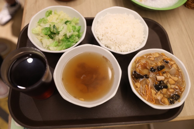 20元嘅幸福套餐包含湯、菜、飯和飲品，深受街坊歡迎。