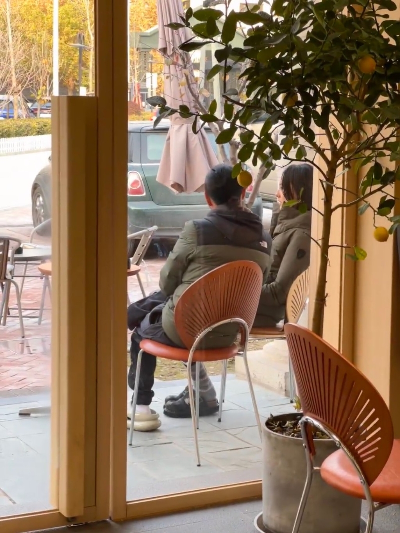 日前有網(wǎng)民目擊梁洛施與導(dǎo)演兼演員馬浴柯現(xiàn)身北京順義區(qū)一間咖啡店。