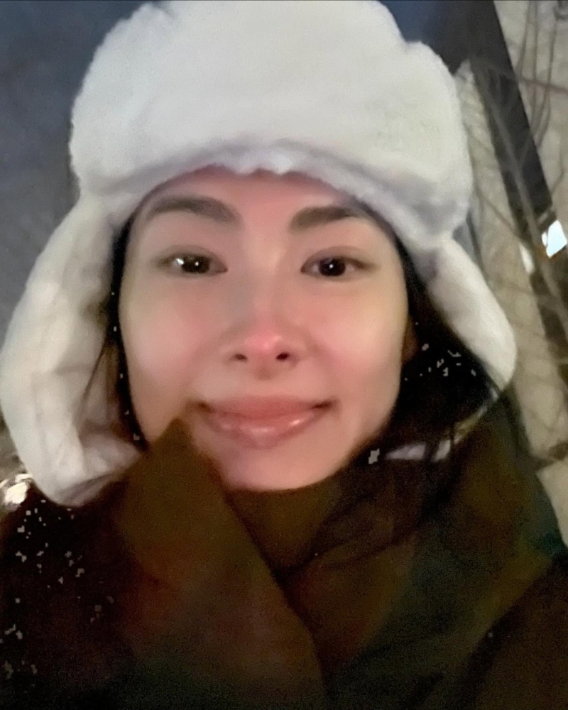 23日梁洛施亦在IG貼新相，寫(xiě)道：「降溫啦，大家記得添衣保暖哦，周末愉快！ #小雪“。