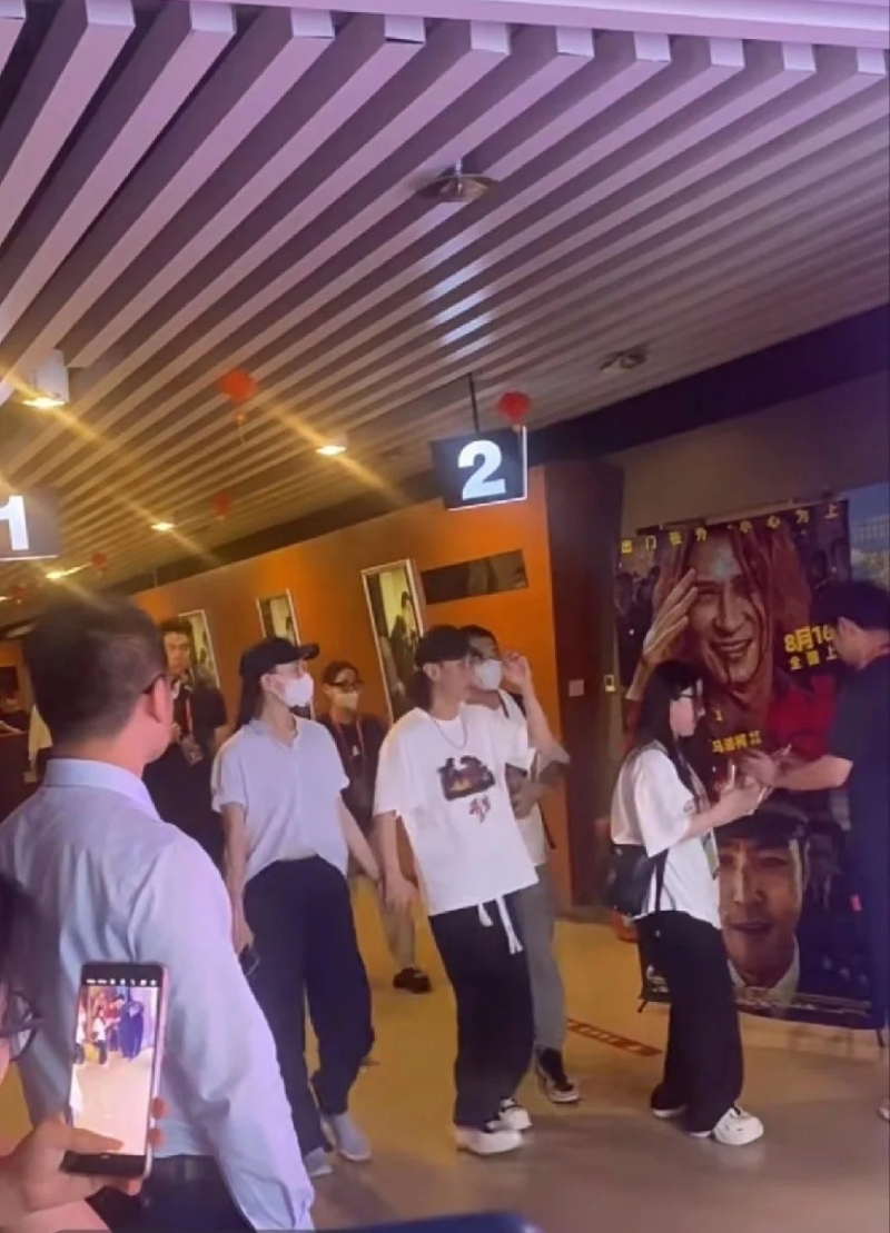 今年8月馬浴柯跟張家輝于南寧出席《重生》首映禮，當(dāng)時(shí)有網(wǎng)民拍到馬浴柯拖著一名身材高?女子進(jìn)場(chǎng)，該女子頭戴黑色Cap帽及口罩，不論身型、發(fā)型都跟梁洛施相似。