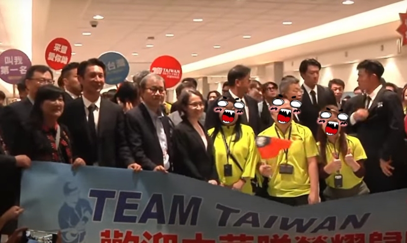 桃園機(jī)場(chǎng)接機(jī)動(dòng)線安排遭抱怨，準(zhǔn)備大合照時(shí)，還出現(xiàn)免稅店員工擠進(jìn)來蹭，混亂場(chǎng)面讓網(wǎng)友傻眼。