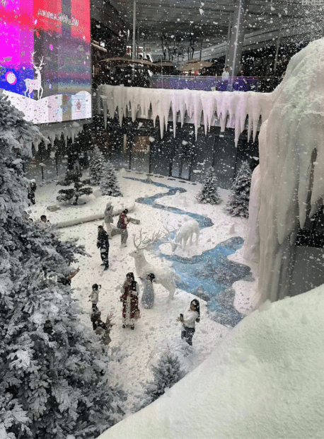 不定時(shí)還會(huì)噴灑人造雪，打造飄雪效果