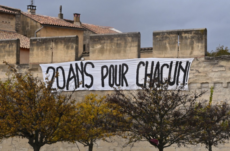 亞維儂市外墻上出現(xiàn)要求判各被告入獄20年的橫額。路透社