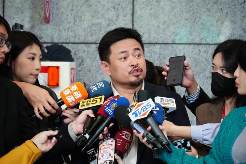 新任“勞動(dòng)部長(zhǎng)”洪申翰（中）視察完北分署及勞發(fā)署后受訪。