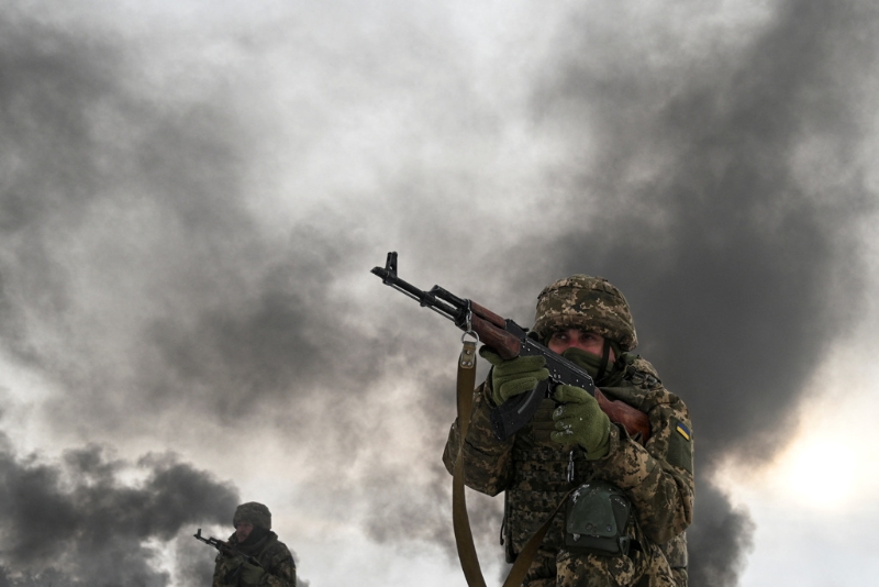 2024年11月22日，烏克蘭切爾尼戈夫地區(qū)，烏軍正在訓(xùn)練場施作軍事演習(xí)。（陸透社）