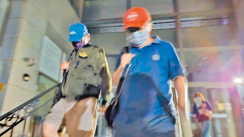 臺鹽前董事長陳啟昱（右）10月24日獲無保請回時，頭戴紅帽和口罩步出臺南地院。（本報資料照片）