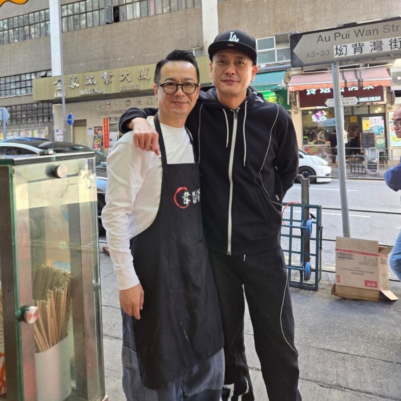 黃宗澤昨日（26日）素顏現(xiàn)身火炭一間車仔面小店支持老友。
