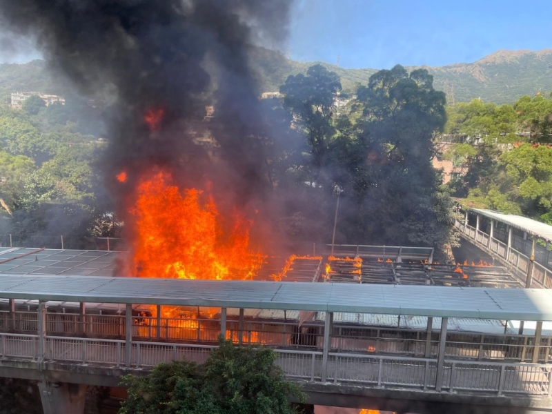 隔音屏障火勢(shì)猛烈。讀者提供