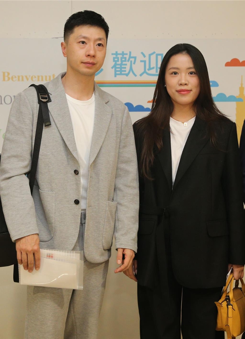 由馬英九基金會主辦的大陸高校師生訪問團于27日中午抵達桃園機場，展開為期9天8夜的參訪行程。本次訪問團由大陸7所頂尖大學(xué)的40名師生組成，其中包括奧運乒乓球六金得主馬龍（左）及奧運射擊金牌楊倩（右）。