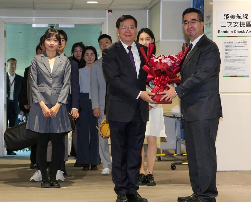 本次訪問團由大陸7所頂尖大學(xué)的40名師生組成，訪問團由清華大學(xué)黨委書記邱勇（前左）帶隊，馬英九基金會執(zhí)行長蕭旭岑（前右）特別到登機口獻花歡迎。