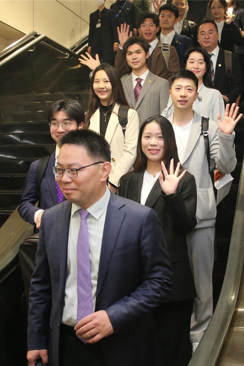 本次訪問團由大陸7所頂尖大學(xué)的40名師生組成，其中包括奧運乒乓球六金得主馬龍（右排三）及奧運射擊金牌楊倩（右排二）。