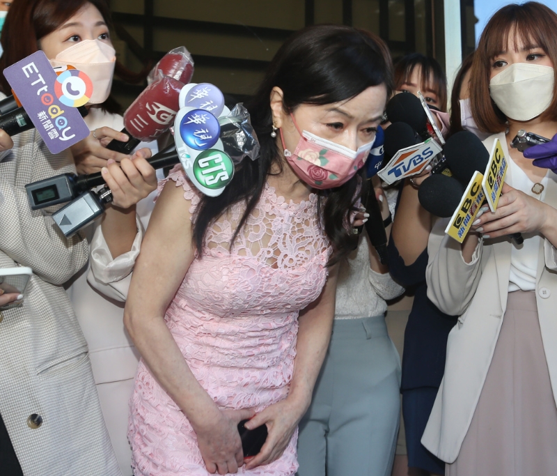 前中國小姐張淑娟前年遭資深媒體人周玉蔻、蔡玉真誣指是“晶華緋聞案”女主角，此案一審判決結(jié)果昨（26）日出爐，周、蔡各自被判1年半有期徒刑，但可上訴。