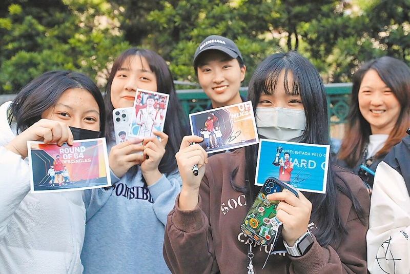 大陸高校師生訪問團首場行程安排參訪臺北市中山女中。大陸奧運6金得主馬龍也在參訪團行列中，展現(xiàn)超高人氣，幸運拿到馬龍簽名的女學生們開心展示。