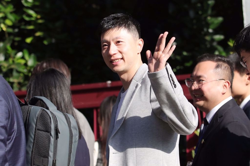 大陸奧運(yùn)6金得主馬龍（中）也在參訪團(tuán)行列中，并與一旁的粉絲揮手致意。