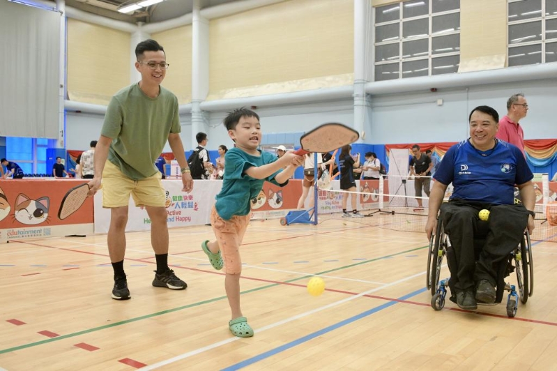 本港每年舉辦全民運動日，鼓勵市民恒常參與體育活動。