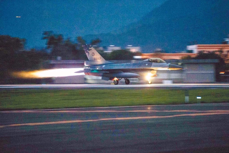 全臺戰(zhàn)機(jī)拂曉緊急升空模擬接戰(zhàn) ，假想敵出擊實測三軍聯(lián)合防空攔截。