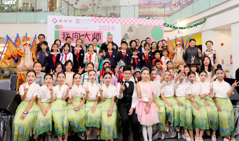 活動嘉賓與表演小朋友們合影