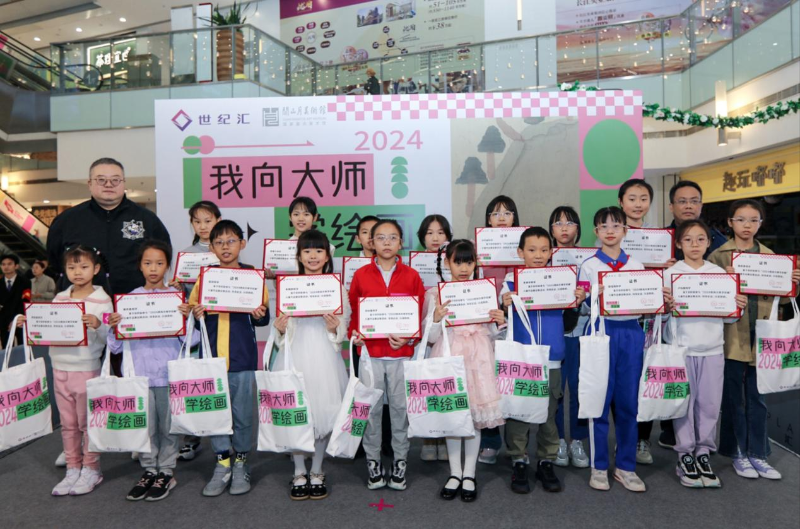 深圳市關(guān)山月美術(shù)館館長陳俊宇先生、和記地產(chǎn)集團市場總經(jīng)理，兼深圳珠海地區(qū)總經(jīng)理王偉明先生與獲獎小朋友合影