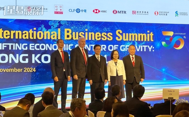 李家超(中)指香港是自由開(kāi)放的多邊貿(mào)易體系，已經(jīng)做好充足準(zhǔn)備加入RCEP。