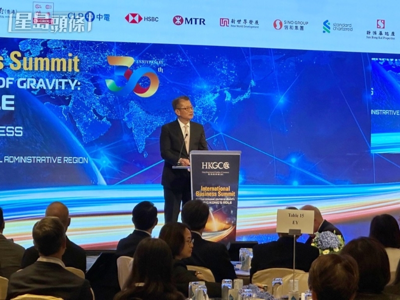 陳茂波亦表示，香港正經(jīng)歷挑戰(zhàn)，同時(shí)全球更面臨氣候變化等問(wèn)題。