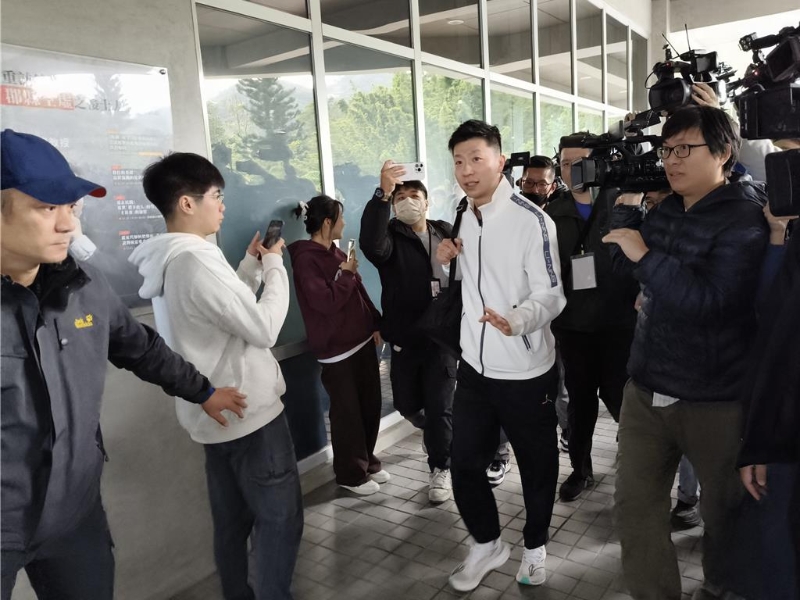 前“總統(tǒng)”馬英九邀請(qǐng)大陸乒乓球名將馬龍與陸生團(tuán)于27日來臺(tái)，行程于今（28）日邁入第 2天 ，上午一行人來到政治大學(xué)達(dá)賢圖書館，馬龍一抵達(dá)現(xiàn)場便受到熱情學(xué)生層層包圍。