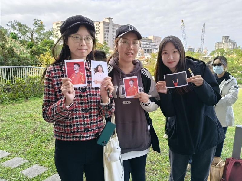 政大同學(xué)準(zhǔn)備馬龍與楊倩照片前來欣賞偶像本人。