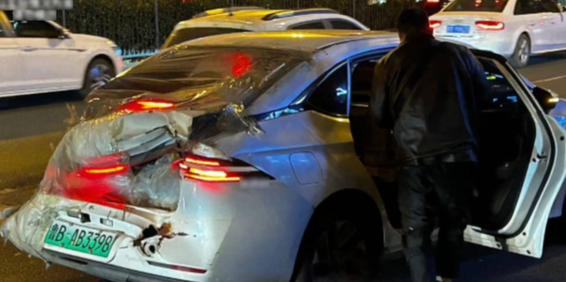 青島「破爛」網(wǎng)約車成為網(wǎng)民熱話。影片截圖