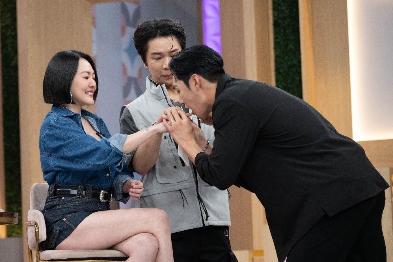 金鎮(zhèn)友抓著小S的手讓她親身感受「手感」時(shí)，竟意外讓小S的手指頭見血，金鎮(zhèn)友連忙道歉安慰，還作狀把小S的手指頭往嘴里含，意識(shí)大膽。