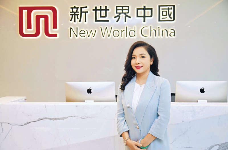 黃少媚2015年10月加入新世界中國，據(jù)悉她過去十年助新世界中國業(yè)績持續(xù)改善。